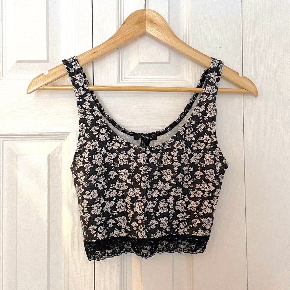 FOREVER 21 | black & white floral crop tank top w/ lace detail - size: SM